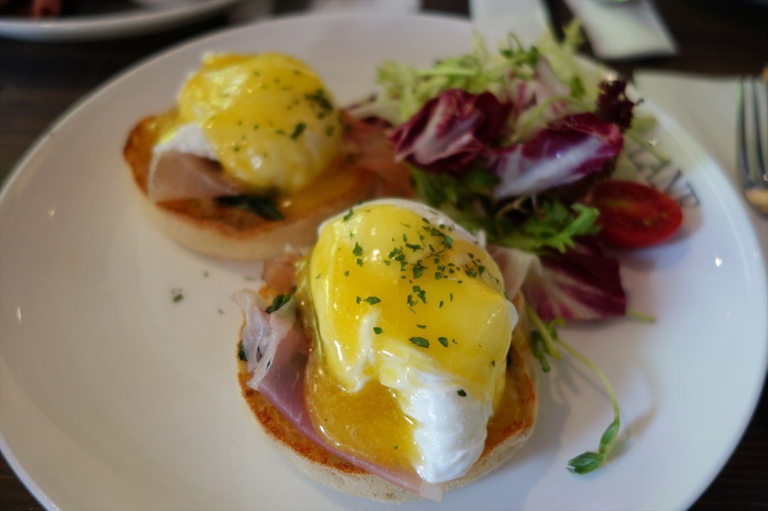 egg benedict with parma ham