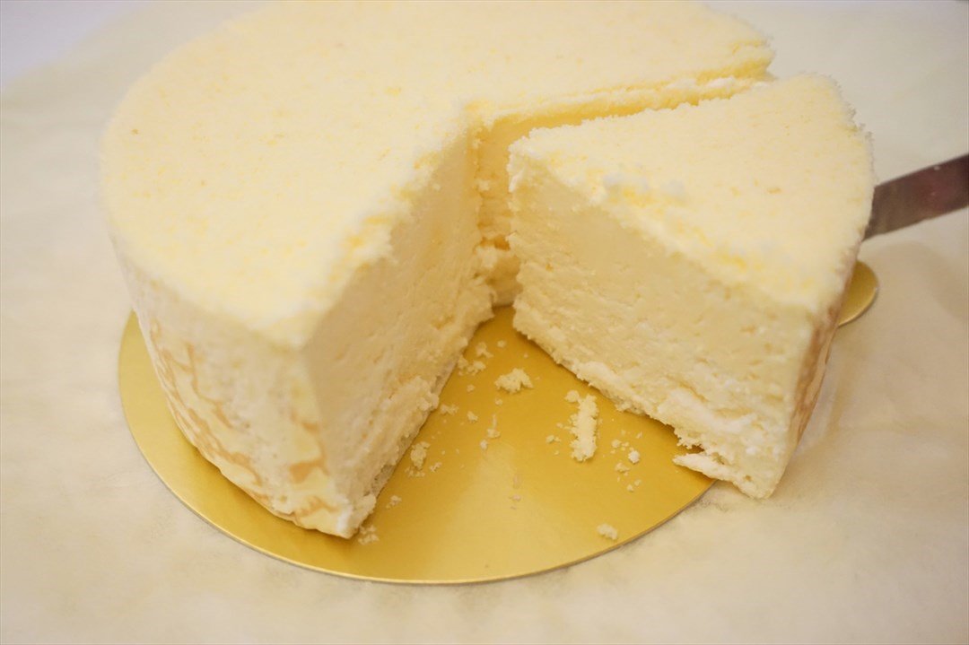 饼分成两层,以法国芝士,北海道牛奶制成,分别是 牛奶慕丝和 忌廉芝士