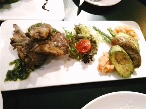 烤紐西蘭羊鞍配阿根廷青醬 - 長沙灣的Gusto Cafe