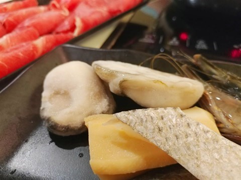 印尼海蝦、日本廣島蠔、臺灣凍鮑片和仙台鱸魚 - 荃灣的牛の鍋