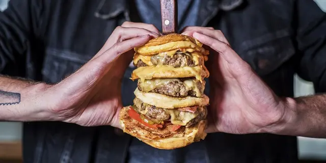 睇七人欖球賽食漢堡 大胃王分分鐘免費！