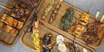 深水埗串烧店 炭火烧鸡配自创姜蓉花椒酱油