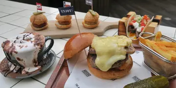 旺角汉堡店呃like之选　即刨热溶芝士汉堡+脏脏咖啡 (有片)