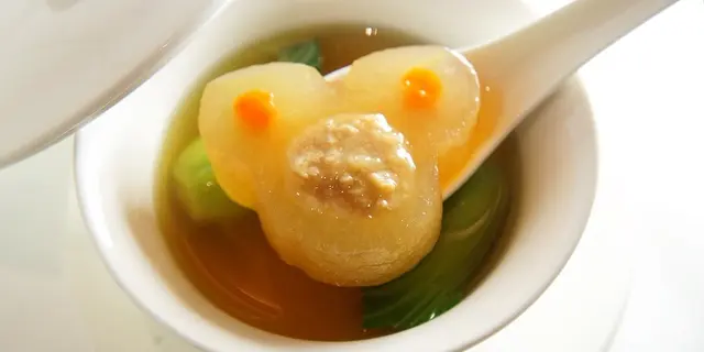 迪士尼新推「嚐素」菜式 打卡必點米奇新豬肉丸湯、香煎新豬肉薯餅(有片)