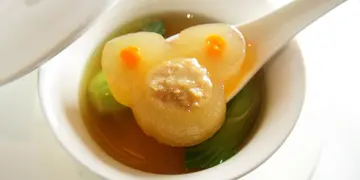 迪士尼新推「嚐素」菜式  打卡必點米奇新豬肉丸湯、香煎新豬肉薯餅（有片）