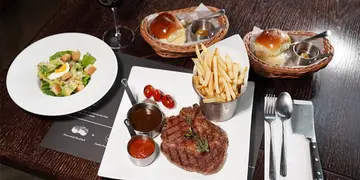 湾仔新扒房只卖$298黑安格斯牛扒套餐 任食薯条+超松软肉桂牛油餐包(有片)