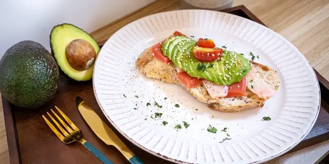 尖沙咀新開純素Cafe 自家製榴槤蛋糕/牛油果多士/墨西哥卷