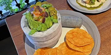 尖东海旁轻松chill   两层高酒吧重开 烟熏泡沫球鸡尾酒最玩味