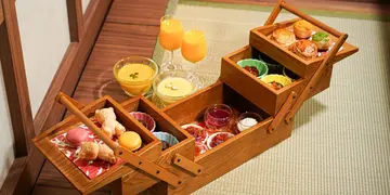 【坐榻榻米打卡】三层木盒野餐下午茶！尖沙咀新开3600呎西日轻食餐厅