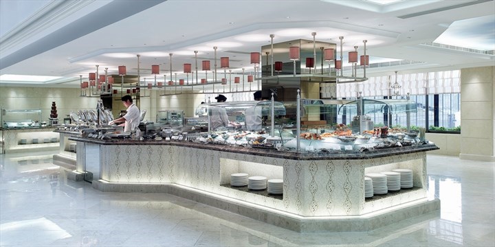 首50名訂座自助午餐，晚餐低至65折；自助午餐推出新鮮製作五磅特大鮮果拿破崙 及可半價購買人氣腰果酥一罐。