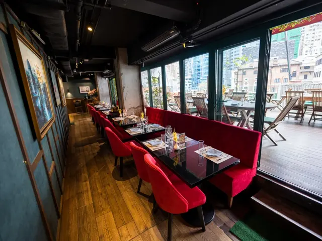 石窯450°C手工薄餅: 聖誕套餐鋸扒海鮮+薄餅 意大利小館氣氛