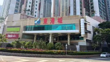 Semiz odam kamera qarshisida oz qolini silkitadi.