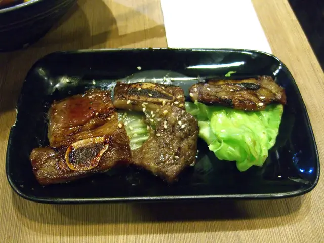 汁燒牛肋骨會分開碟上