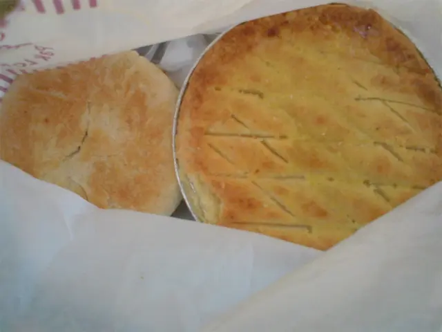 老婆餅(左)雞批(右)