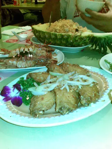 蒜蓉炸鸡中翼 及 大虾柚子沙律