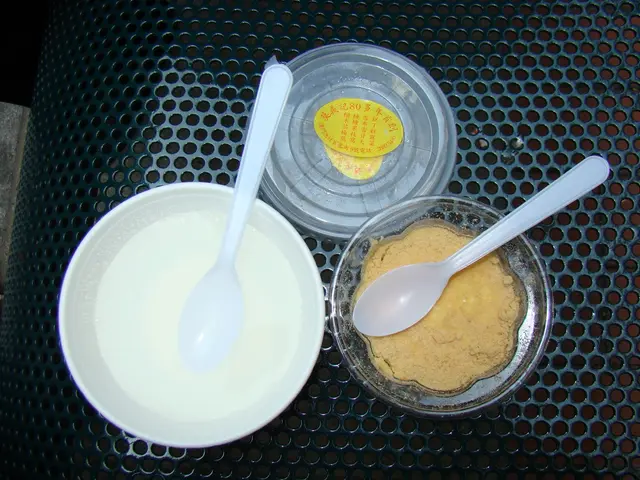 正 (左為大菜糕, 右為木糠布甸)