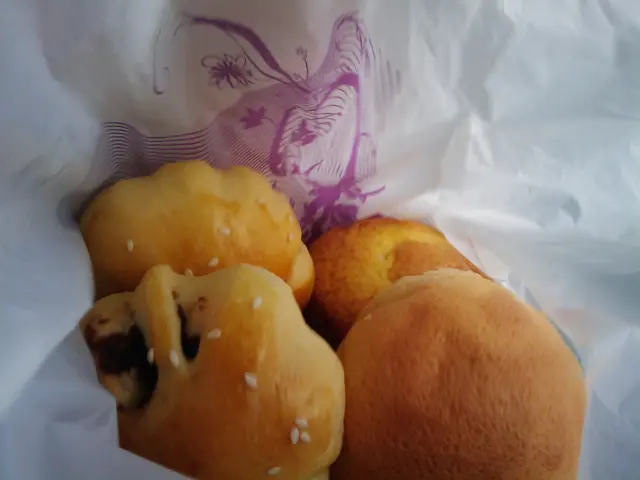 豆沙包,鮮奶球,菠蘿豆沙包