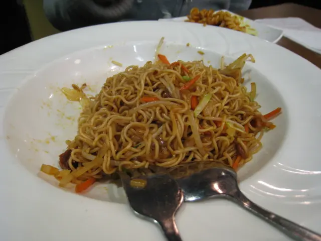 正 午香肉丁炒公仔麵