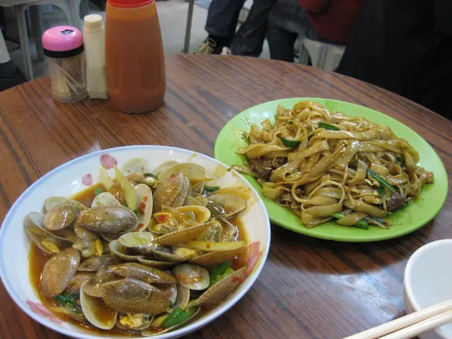 正 炒花甲(左), 乾炒牛河(右)