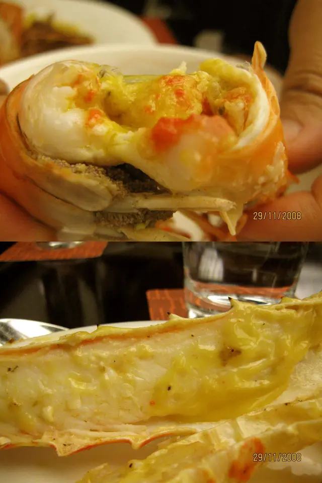 蝦頭內黃及橙兩種顏色的蝦膏多得漏瀉,蝦身的底部黏著大量蝦春