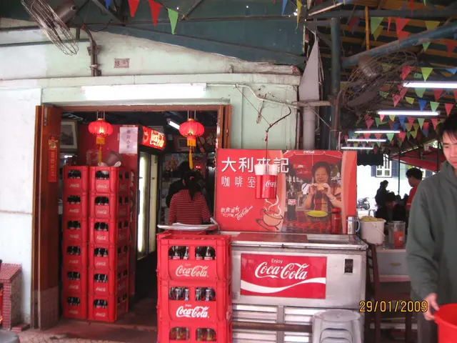 不同顏色的紙摺"旗仔"做裝飾,很有回到小學校舍的回憶