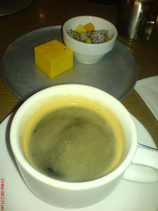 飯後咖啡算香濃，只是餐附的甜品組合比較奇怪