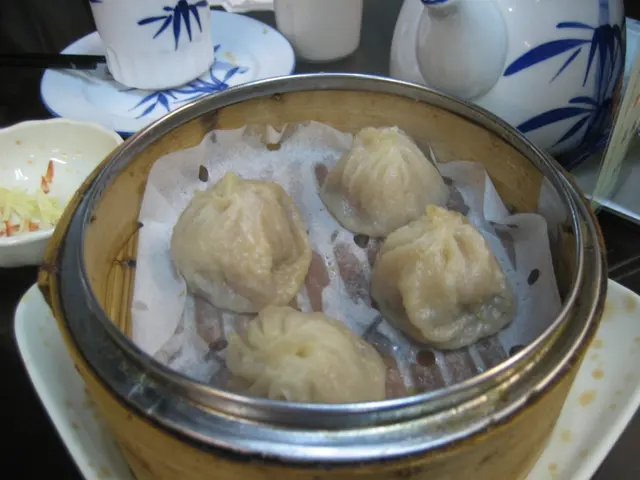 小籠包，一看凹凸不平的表面，便知皮擀得有多馬虎