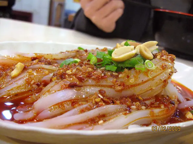 涼粉的韌度脆弱,是一夾即斷的境況,而那個紅油花椒麻辣汁很鹹