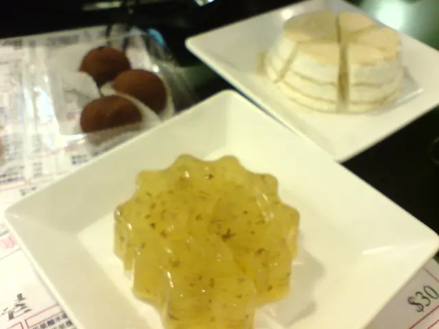 桂花糕(前), 原味木糠蛋糕(後右), 巧克力士多啤梨糯米糍(後左)
