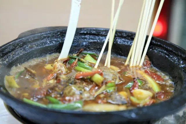 辣酒煮花螺，上枱熱辣辣啫啫聲，辣煙四溢