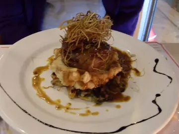 香煎牛柳配燈籠椒炒野菌，香草薯蛋伴黑松露汁