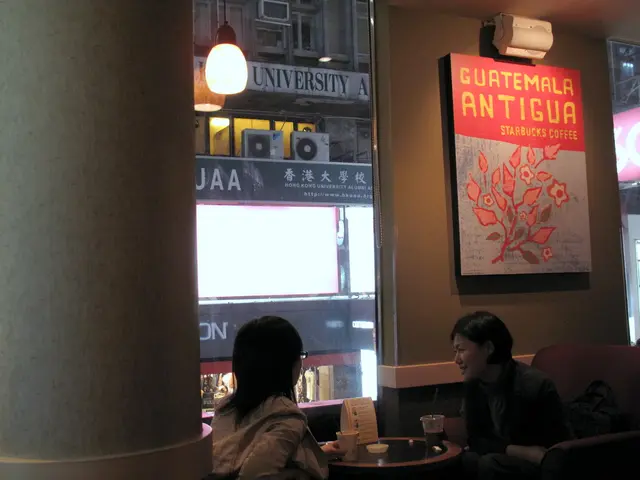 一邊是鹽焗雞，另一邊是脆皮糯米雞，中環真是個福地。