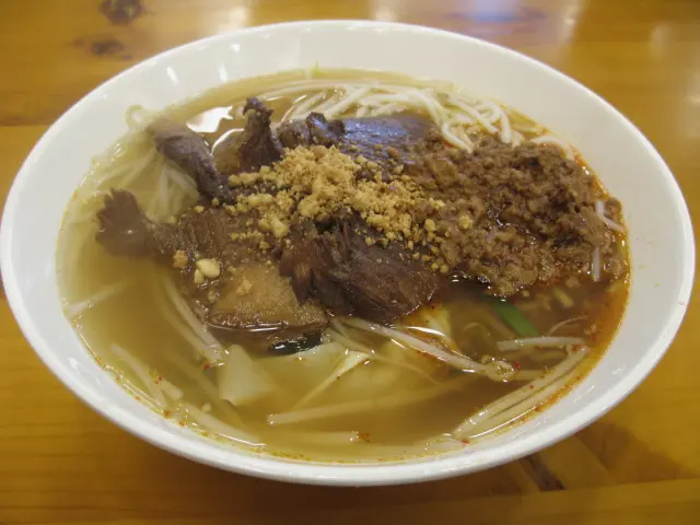 紅燒炆肉炸醬酸辣湯米線