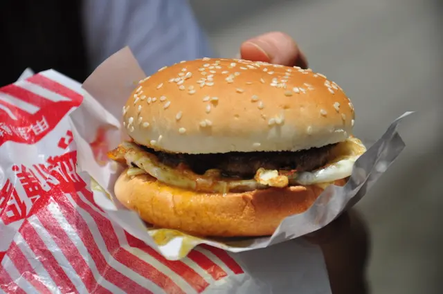 咖哩汁芝士蛋漢堡