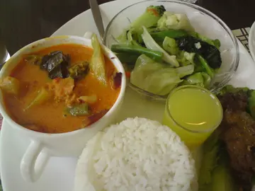 紅咖喱豬頸肉, 好似好橙色咁.杯仔內的係jelly甜品