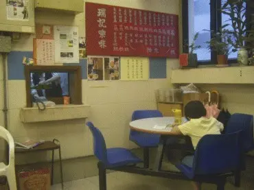 家庭式經營，此小孫女也幫忙送樽裝凍奶茶給我們。