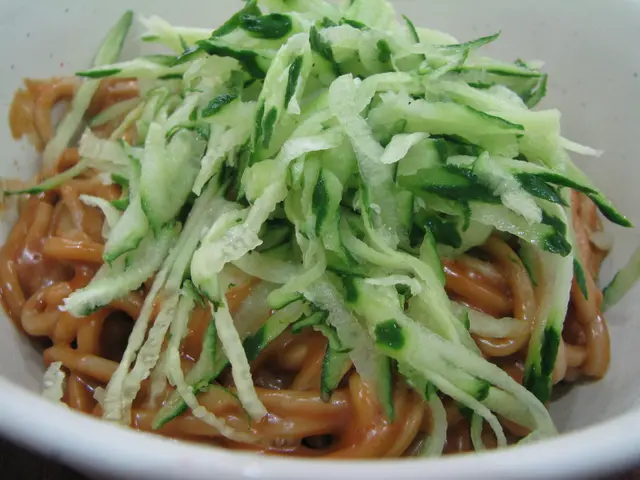 很多青瓜絲(不夠爽甜)的麻醬拌麵,麵剛淥熟所以很熱