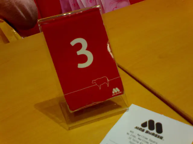 等waiter扲漢堡包喔