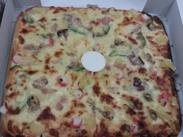 千島海洋Pizza~ 好唔得...個批底唔知點咁, 同麵包鋪D Pizza一樣既><