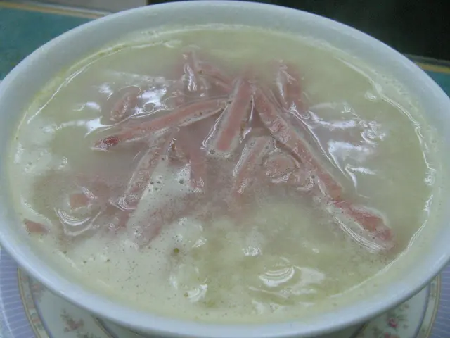 火腿通粉熱騰騰,湯頭的味道竟不太味精