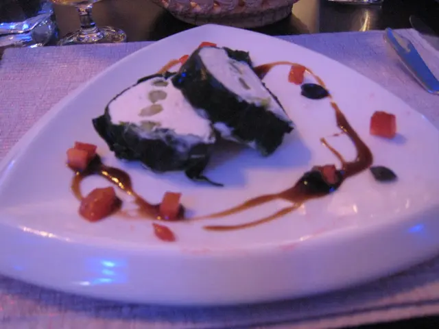 菠菜鮮魚慕絲卷伴油醋汁