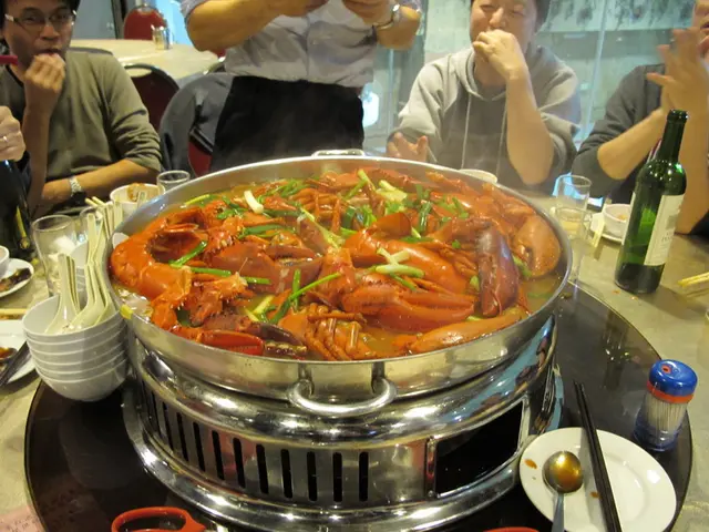 個個見到都嘩聲四起 (包括隔離幾檯食客)!隔離檯有位女士衝過黎影相，仲問我地佢可唔可以坐低食，哈哈