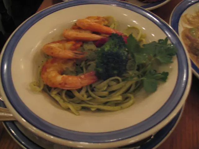 鮮蝦闊條麵配香草汁