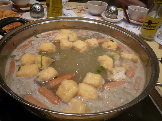 Yo~~ 一煲過...(湯底: 芫茜皮蛋)