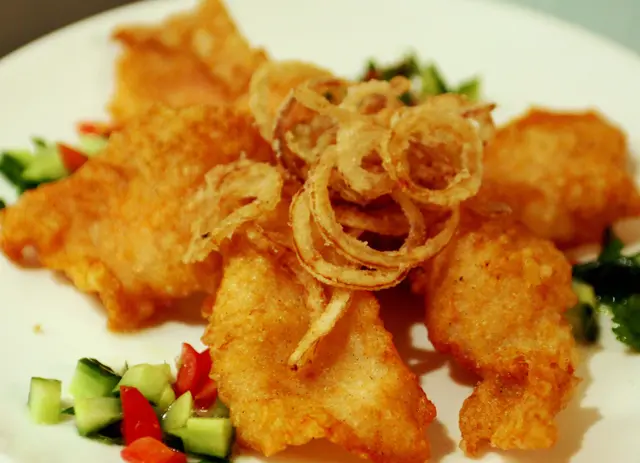 [龍脷魚柳]，炸得好好呀，外皮脆魚肉保持柔軟…重有面頭炸得好鬆化嘅洋蔥圈好正呀！