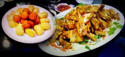 炸鮮蝦丸、炸甜蜜瓜及椒鹽魚骨腩
