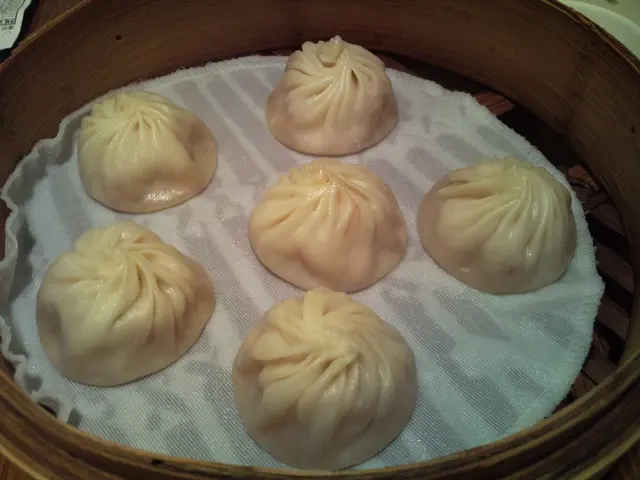 小籠飽:皮薄而通透,重要的是挾起時亦不易破開,好吃好吃!