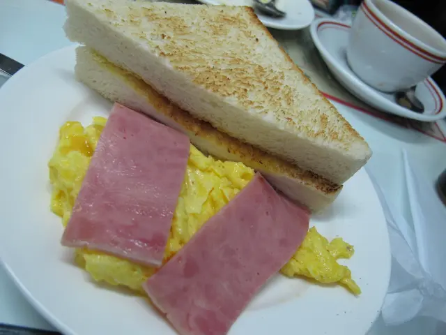 火腿炒蛋多士 - 炒蛋很滑