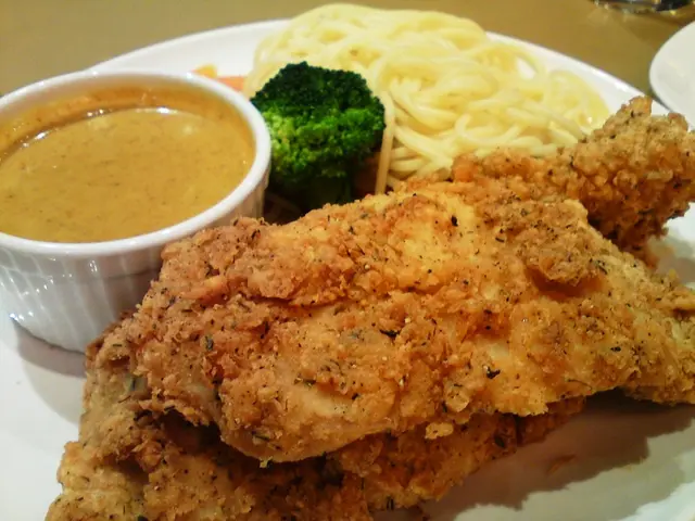 酥炸雞扒意粉配咖哩汁