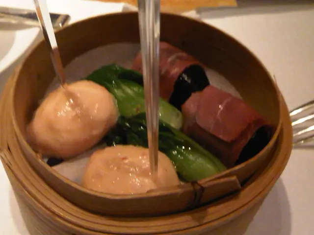 餐前小食! Gnocchi in squid ink wrapped with beef.